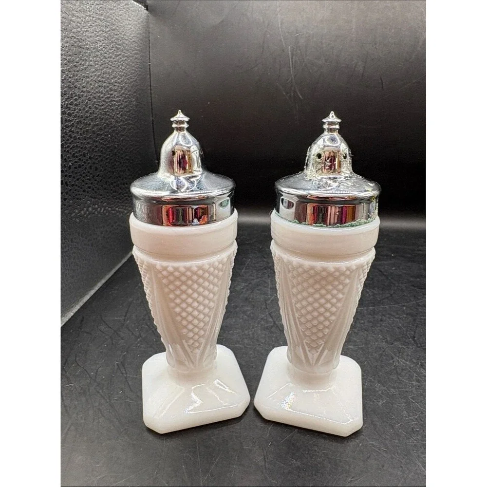 VINTAGE LE Smith Milk Glass Diamond Dart Pattern Salt and Pepper Shakers